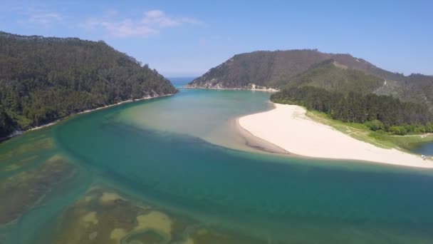 Filmato aereo di Ria Tina Minor. La foce del fiume Nansa. Comune di San Vicente, Cantabria . — Video Stock