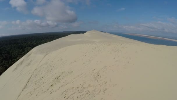 Вид с воздуха на Дюну-дю-Пилат - самую большую песчаную дюну в Европе, Аркашон, Франция — стоковое видео