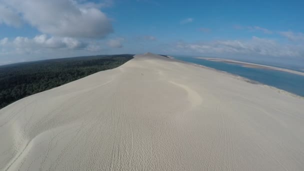 砂丘・ デュ ・ ピラ - アルカション、フランス、ヨーロッパ最大の砂丘の航空写真 — ストック動画