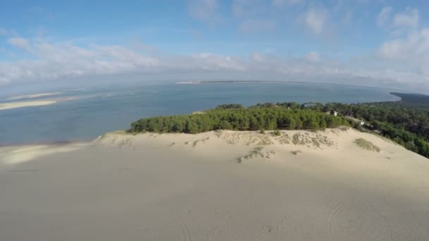 Вид с воздуха на Дюну-дю-Пилат - самую большую песчаную дюну в Европе, Аркашон, Франция — стоковое видео
