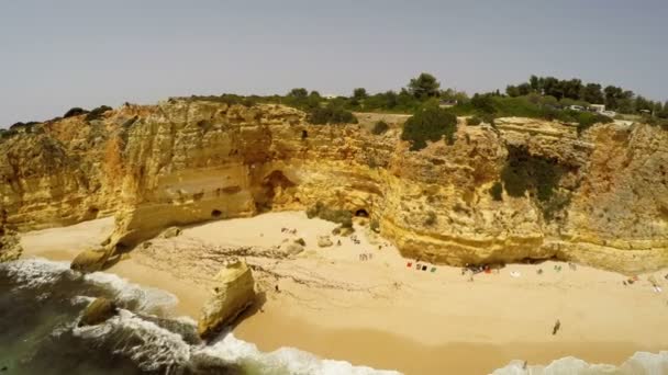 Letecké záběry Praia da Marinha, verandy, Algarve, Portugalsko — Stock video