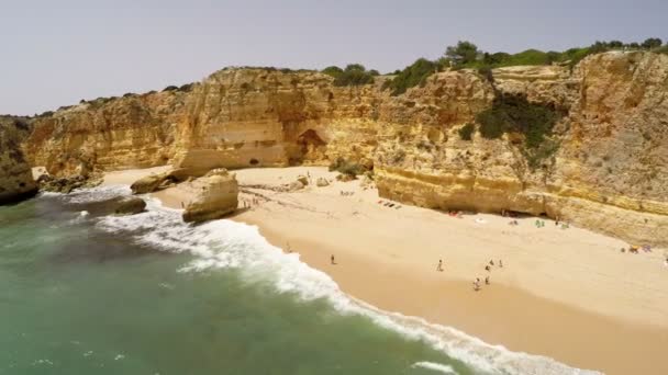 Воздушный след Felia da Marinha, Porches, Алгарве, Португалия — стоковое видео