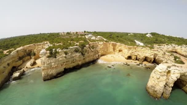 Imágenes aéreas Praia de Albandeira - Caramujeira, Lagoa, Algarve, Portugal — Vídeos de Stock