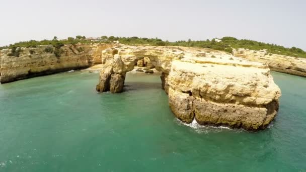 Filmagem aérea Praia de Albandeira - Caramujeira, Lagoa, Algarve, Portugal — Vídeo de Stock