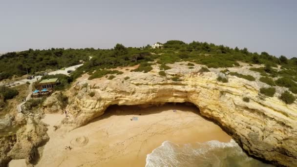 Filmagem aérea Praia de Albandeira - Caramujeira, Lagoa, Algarve, Portugal — Vídeo de Stock