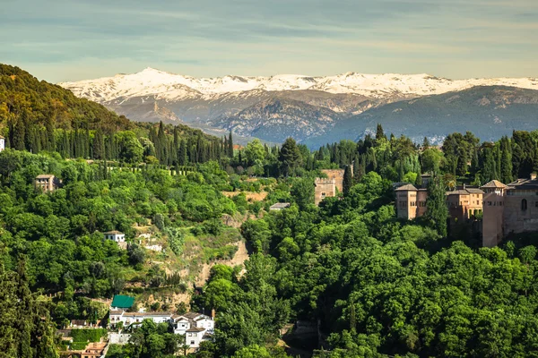 Uitzicht op de beroemde alhambra, granada, Spanje. — Stockfoto