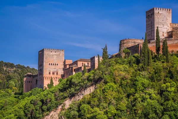 Uitzicht op de beroemde alhambra, granada, Spanje. — Stockfoto