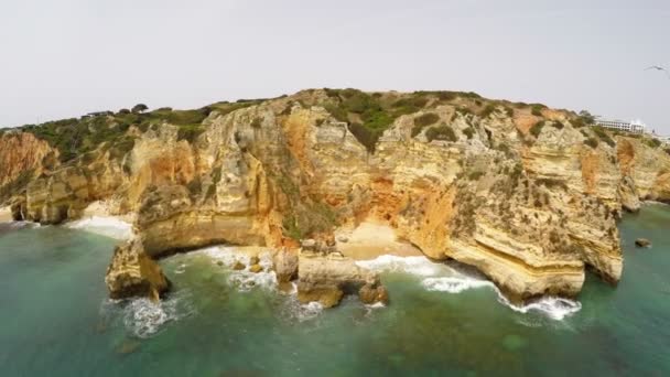 航拍镜头拉各斯，蓬达皮达德，阿尔加维葡萄牙 — 图库视频影像