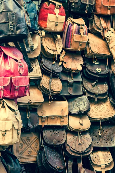 Moroccan leather goods bags in a row at outdoor market — Stock Photo, Image