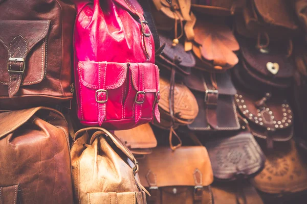 Bolsas de cuero marroquí en una fila en el mercado al aire libre — Foto de Stock