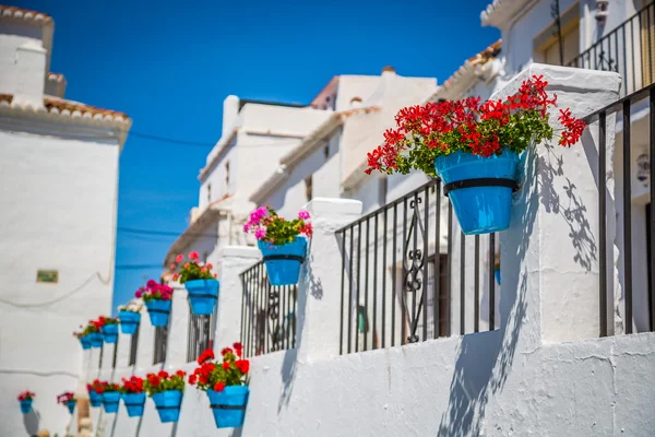 Rua com flores na cidade de Mijas, Espanha — Fotografia de Stock