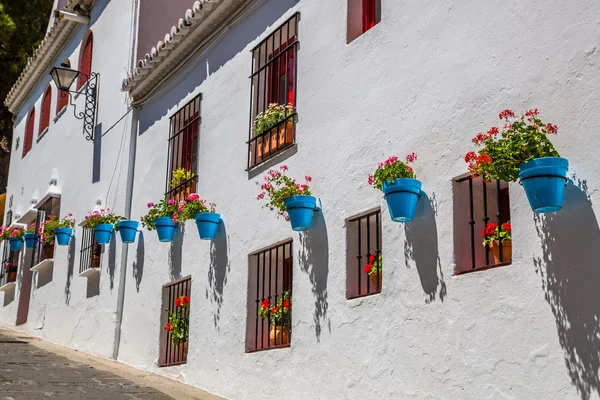 Ulice s květinami v městečku Mijas, Španělsko — Stock fotografie