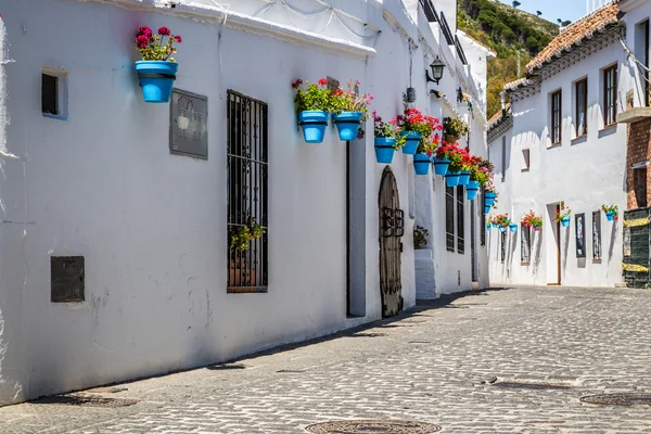 Pintoresca calle de Mijas con macetas en fachadas. Andalus. — Foto de Stock