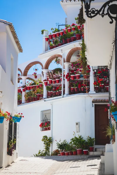 Malerische Straße der Mijas mit Blumentöpfen in den Fassaden. Andalusien — Stockfoto