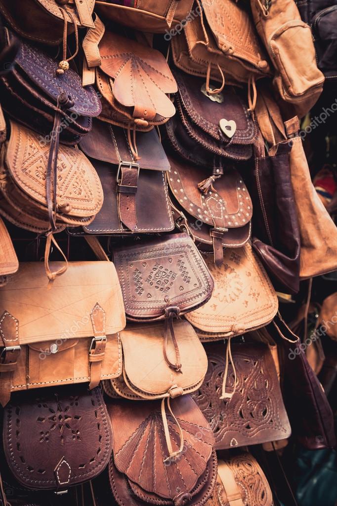 Marokkanische Lederwaren Taschen in einer Reihe auf Outdoor-Markt