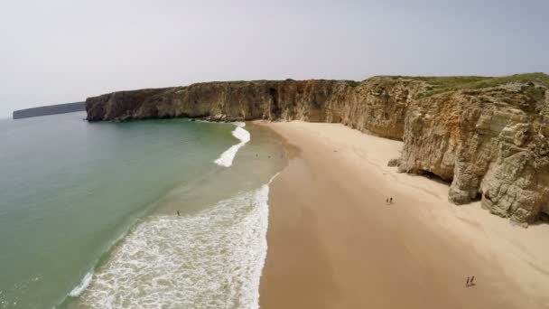 Видеосъемка с воздуха красивого залива и песчаного пляжа Прая-ду-Беличе возле Кабо-Сан-Висенте, регион Алгарве, Португалия — стоковое видео
