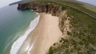 Güzel defne ve kumlu plaj Praia do Beliche Cabo Sao Vicente, Algarve bölgesi, Portekiz yakınındaki hava video görüntüleri