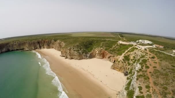 Видеосъемка с воздуха красивого залива и песчаного пляжа Прая-ду-Беличе возле Кабо-Сан-Висенте, регион Алгарве, Португалия — стоковое видео