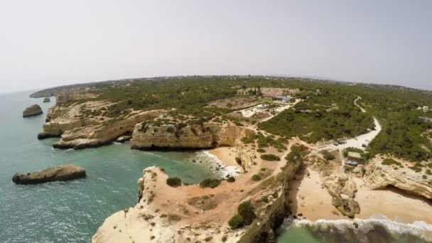 Letecké záběry Praia de Albandeira - Caramujeira, Lagoa, Algarve, Portugalsko — Stock video