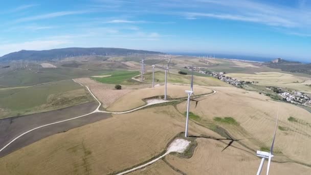 Duża elektrownia wiatrowa, widok z lotu ptaka — Wideo stockowe