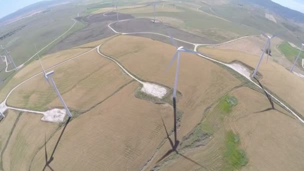 大規模な風力発電所、航空写真ビュー — ストック動画