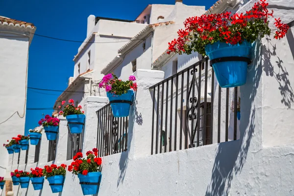Rua pitoresca de Mijas. Encantadora aldeia branca na Andaluzia — Fotografia de Stock
