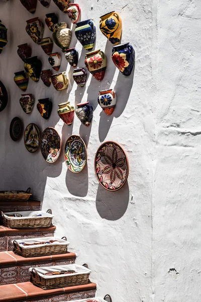 コスタ ・ デ ・ ミハスの白い村の代表的な土産物屋 — ストック写真