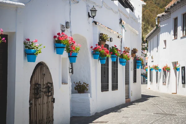 Rua pitoresca de Mijas. Encantadora aldeia branca na Andaluzia — Fotografia de Stock