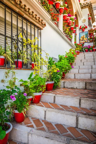 Rua pitoresca de Mijas. Encantadora aldeia branca na Andaluzia — Fotografia de Stock