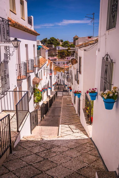 Pintoresca calle de Mijas. Encantador pueblo blanco en Andalucía — Foto de Stock