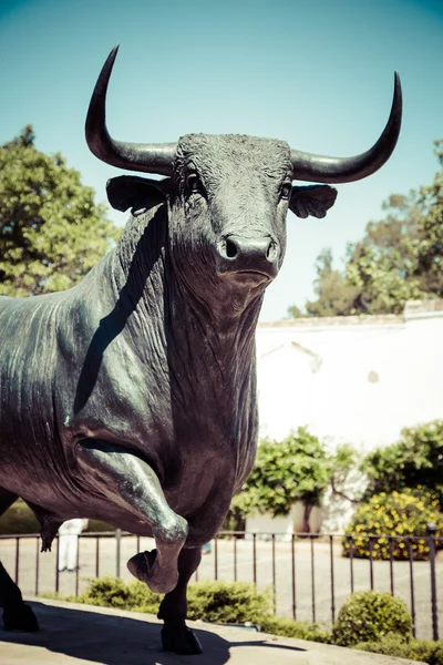 Statua del toro davanti all'arena della corrida a Ronda, Spagna — Foto Stock