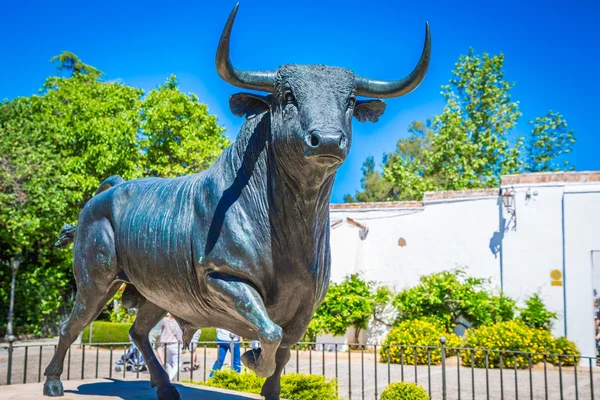Estatua de toro frente a la plaza de toros en Ronda, España — Foto de Stock