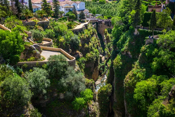ロンダは、スペインの崖上の建物の表示 — ストック写真