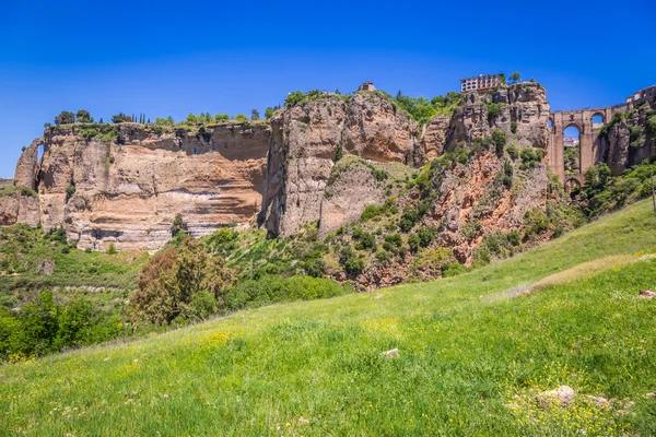 Pohled na budovy přes útes v ronda, Španělsko — Stock fotografie