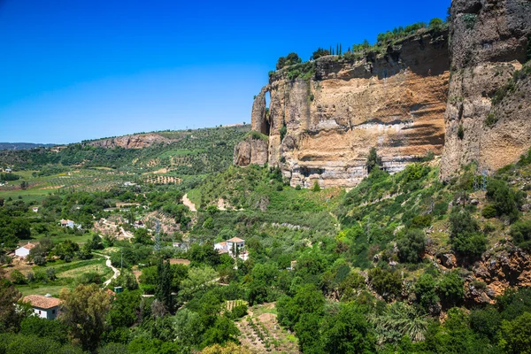 Blick auf Gebäude über Klippen in Ronda, Spanien — Stockfoto