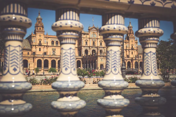 Puente de cerámica dentro de la Plaza de España en Sevilla, España . —  Fotos de Stock