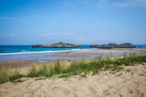 Praia Cuarezo em Noja. Santander. Cantábria. Espanha. A Europa . — Fotografia de Stock