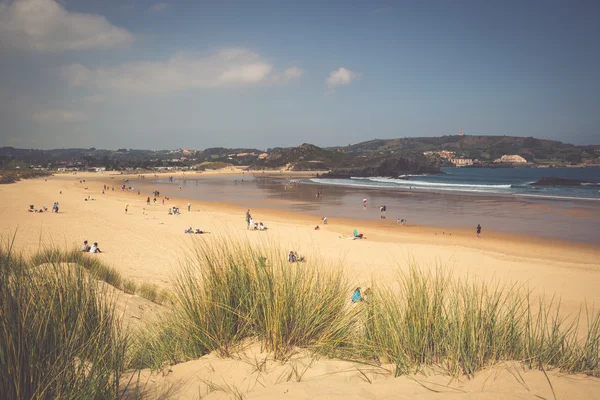 Praia Cuarezo em Noja. Santander. Cantábria. Espanha. A Europa . — Fotografia de Stock