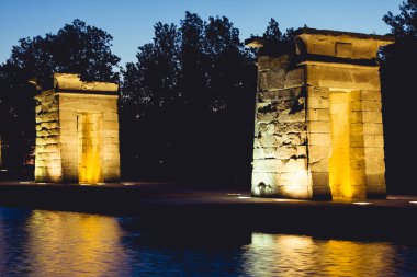 Geceleri de Madrid (İspanya Debod Tapınağı)