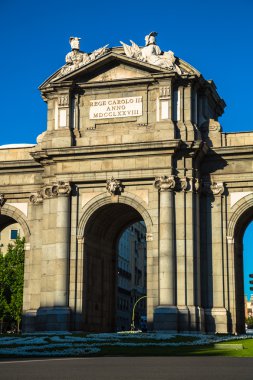 Ünlü Puerta de Alcala bağımsızlık Meydanı - Madrid Spai