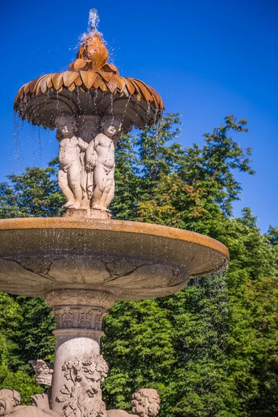 Fonte clássica no parque Retiro, Madrid Espanha — Fotografia de Stock