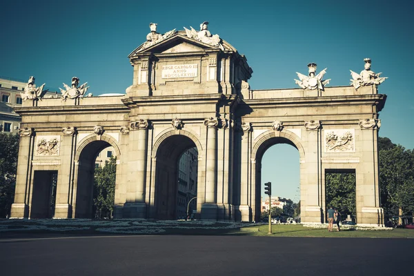 Ünlü Puerta de Alcala bağımsızlık Meydanı - Madrid Spai — Stok fotoğraf