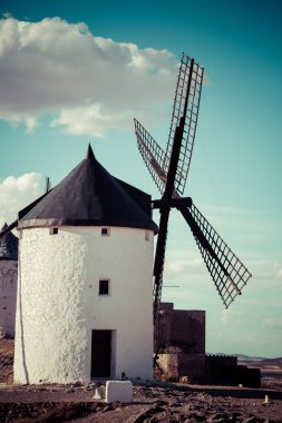 Ünlü yel değirmenleri Consuegra, günbatımı, il Toledo, CA'ları