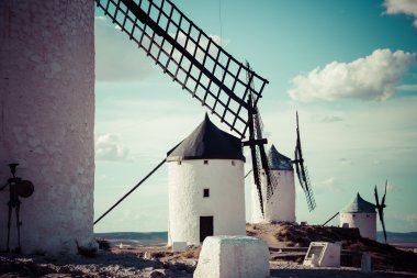Ünlü yel değirmenleri Consuegra, günbatımı, il Toledo, CA'ları
