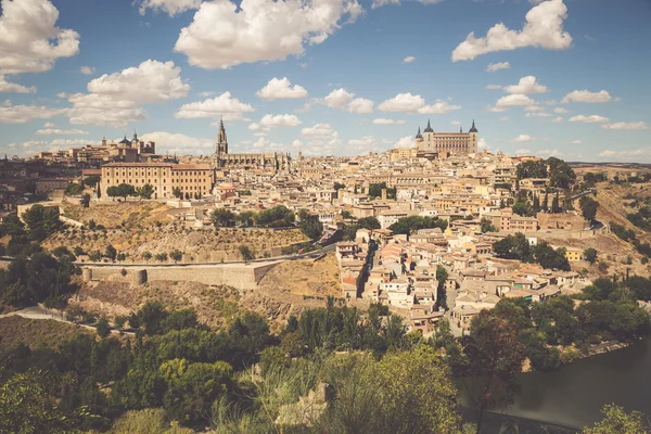 Toledo, España Paisaje urbano del casco antiguo del Alcázar . — Foto de Stock