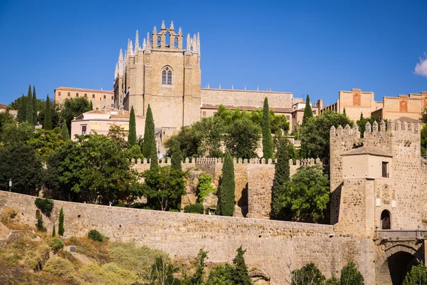 Toledo, Spanien staden skyline på floden Tejo. — Stockfoto