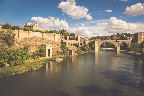 Toledo, Španělsko panorama města na řece Tejo. — Stock fotografie