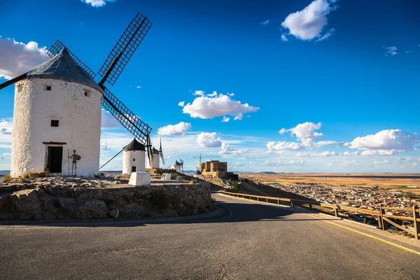 Ünlü yel değirmenleri Consuegra, günbatımı, il Toledo, CA'ları — Stok fotoğraf