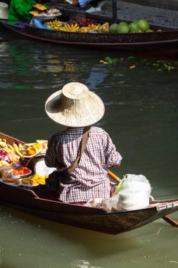 damnoen saduak bangkok yakınındaki geleneksel yüzen Pazar