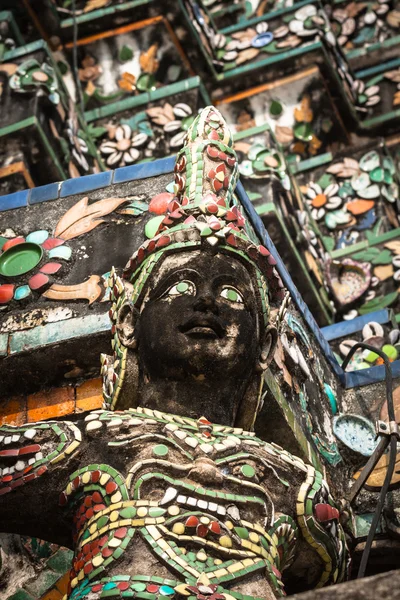 Demone statue custodi che decorano il tempio buddista Wat Arun i — Foto Stock